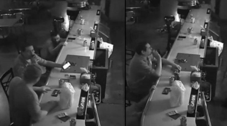 Viral ο τύπος που αδιαφορεί για την ένοπλη ληστεία σε μπαρ και συνεχίζει να πίνει μπύρα ενώ όλοι κρύβονται! (βίντεο)