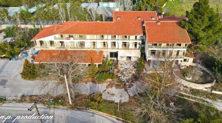 Ουράνιο Τόξο: Σε ποια περιοχή της Ανατολικής Αττικής βρίσκεται το θρυλικό ξενοδοχείο “φάντασμα” του Γιάννη Πουλόπουλου
