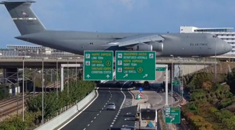 Σπάτα: Γιγάντιο αεροσκάφος “προσγειώνεται” σε γέφυρα της Αττικής Οδού (βίντεο)