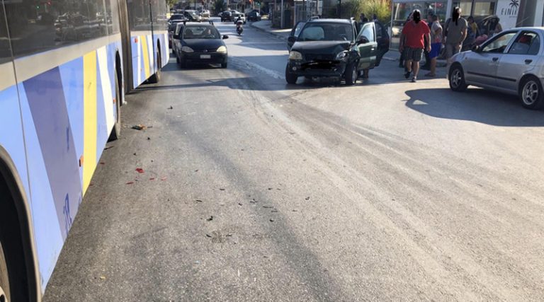 Σφοδρή σύγκρουση Ι.Χ. με λεωφορείο και μηχανάκι στην Αρτέμιδα