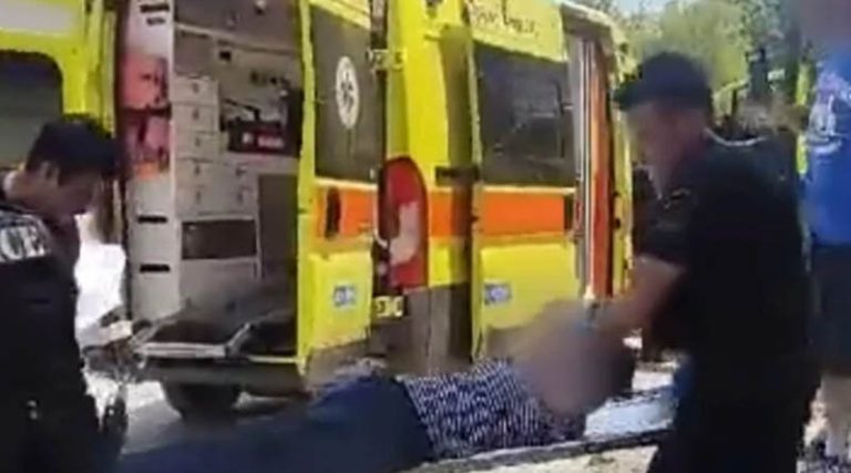 Κατέρρευσε τουρίστρια στην Ακρόπολη λόγω καύσωνα – Την πήραν αστυνομικοί και διασώστες με φορείο! (βίντεο)