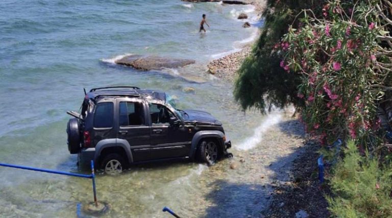 Κάλαμος: Απίστευτο τροχαίο – Αυτοκίνητο κατέβηκε «αφρενάριστο» κατηφόρα και έπεσε στη θάλασσα! (φωτό)