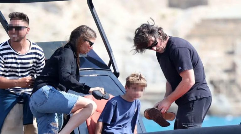 Στη Μύκονο με την οικογένειά του ο Christian Bale (φωτό)