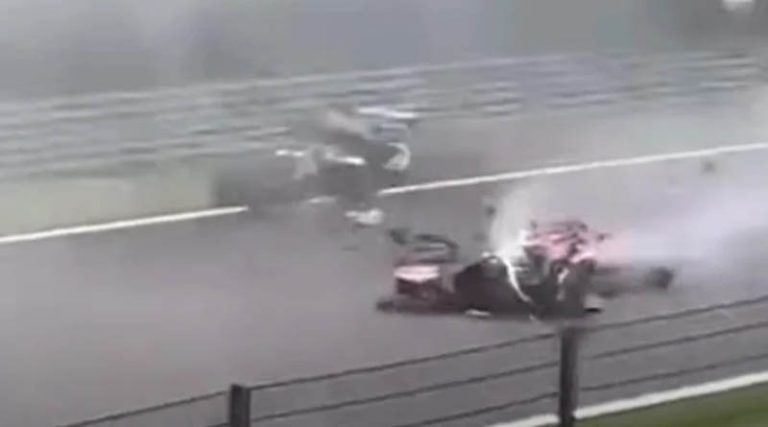 Συγκλονιστικό βίντεο από το τροχαίο δυστύχημα στη Formula – Νεκρός οδηγός που χτυπήθηκε από διερχόμενο  μονοθέσιο