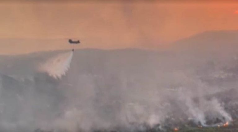 Φωτιά στο Λουτράκι: Εντυπωσιακό βίντεο μέσα από το πιλοτήριο του Σινούκ που επιχειρεί για την κατάσβεση