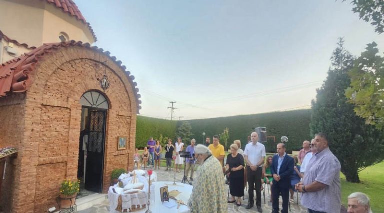 Με κατάνυξη ο εορτασμός της Αγίας Μαγδαληνής στη Ραφήνα (φωτό)