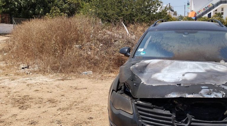 Αρτέμιδα: Αυτοκίνητο έπιασε φωτιά δίπλα σε ξερά χόρτα! (φωτό)