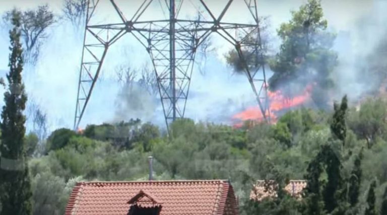 Φωτιά στον Κουβαρά: Κοντά στα σπίτια οι φλόγες – Εκκενώνονται οι οικισμοί Μελισσουργός και Ταμπούρια – Διακοπή της κυκλοφορίας στη Λ. Λαυρίου (live video)