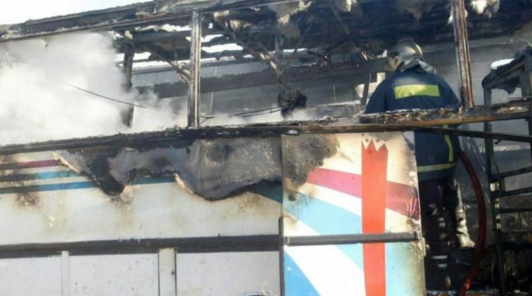 Τουριστικό λεωφορείο τυλίχθηκε στις φλόγες – Σώοι οδηγός και επιβάτες!