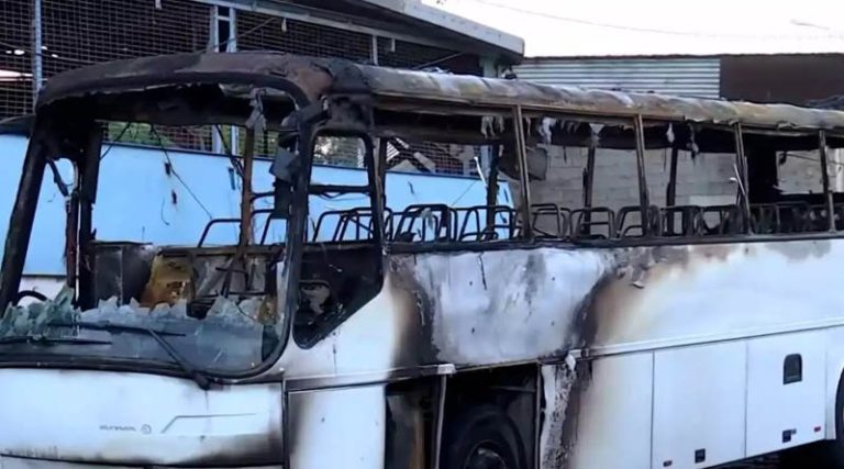 Φωτιά σε τουριστικό λεωφορείο – Kαταστράφηκε ολοσχερώς! (βίντεο)