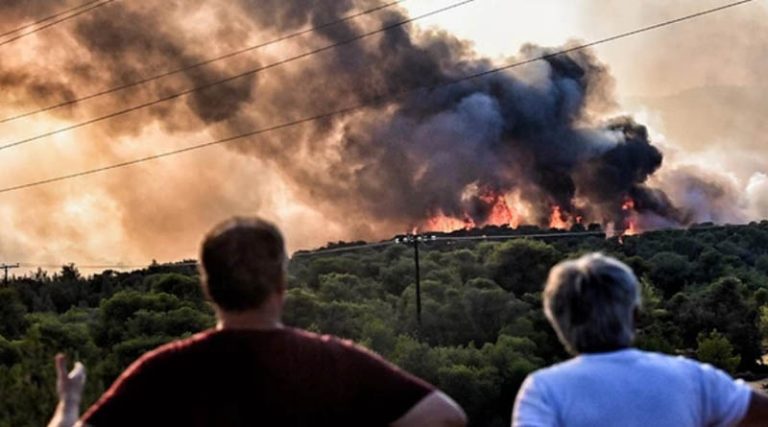 Μαίνεται η φωτιά στα Μέγαρα – Κοντά σε σπίτια οι φλόγες – Μάχη στο Λουτράκι – Αναζωπυρώσεις σε Μάνδρα και Νέα Πέραμο