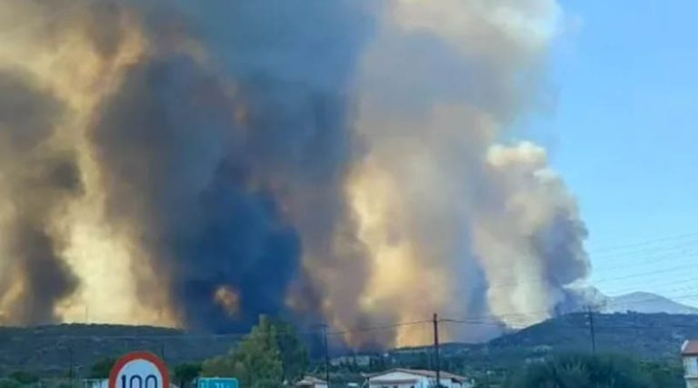Μαίνεται η φωτιά στο Λουτράκι: Έκλεισε η εθνική οδός από Αγίους Θεόδωρους έως την Επίδαυρο