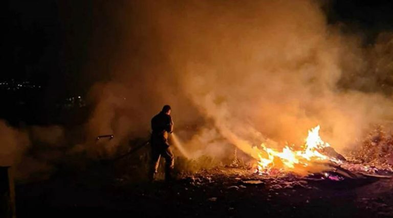 Φωτιά στο ρέμα της Χελιδονούς μεταξύ Μενιδίου και Μεταμόρφωσης –  Δυνάμωσε τη στιγμή που περνούσε αμαξοστοιχία!