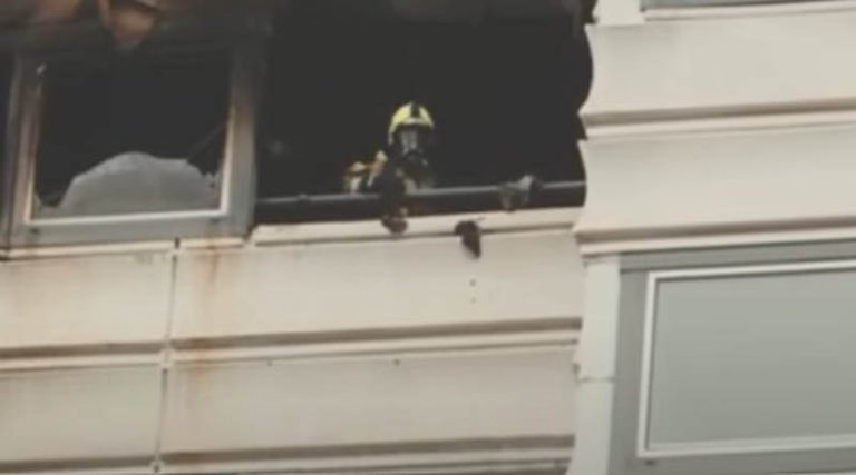 Τραγωδία: Σκοτώθηκαν προσπαθώντας να γλιτώσουν από φωτιά σε πολυκατοικία στο Βερολίνο!