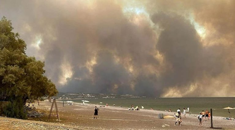 Φωτιά στη Ρόδο: Αίρεται ο κίνδυνος για ακόμη τέσσερις οικισμούς