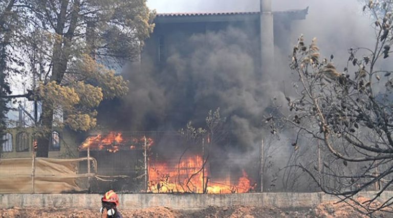 Φωτιά στον Κουβαρά: Καίγονται σπίτια στο Λαγονήσι – Εντολή εκκένωσης προς Αθήνα – Πού υπάρχει διακοπή κυκλοφορίας