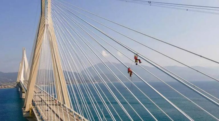 Εικόνες που κόβουν την ανάσα με τους Γάλλους αλπινιστές σκαρφαλωμένους στη γέφυρα  Ρίου – Αντιρρίου