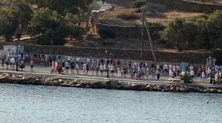 Δεκάδες νέοι παρατάχθηκαν στο λιμάνι της Ίου για να αποχαιρετήσουν τους 18χρονους