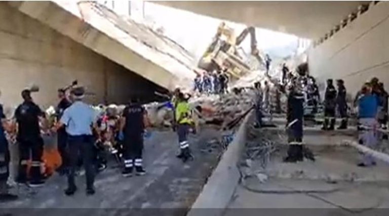 Έπεσε τμήμα της γέφυρας κοντά στον οικισμό Ρομά στην Πάτρα – Πληροφορίες για νεκρούς και εγκλωβισμένους! (βίντεο)