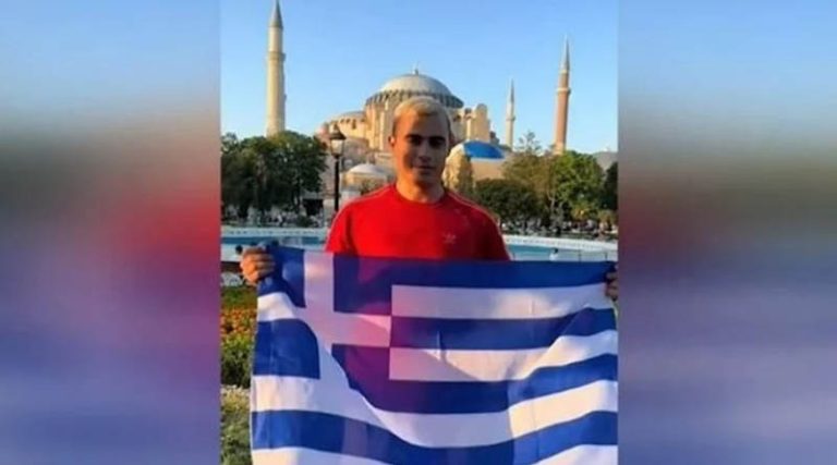 Ποιος είναι ο Έλληνας TikToker που άνοιξε ελληνική σημαία μπροστά στην Αγία Σοφία – Η αντίδραση Τσελίκ
