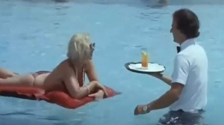 Η Ελληνική ταινία που είχε «προβλέψει» τον σερβιτόρο μέσα στο νερό στη Ρόδο πριν από 40 χρόνια