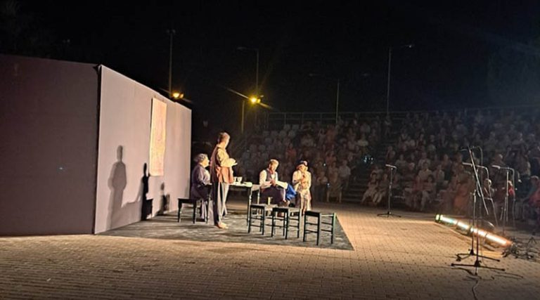 Νέα Μάκρη: Κατάμεστο το θέατρο “Κώστας Βαγιανός” στην πρεμιέρα της Πειραματικής Σκηνής του ΔΗΘΕΜΑ