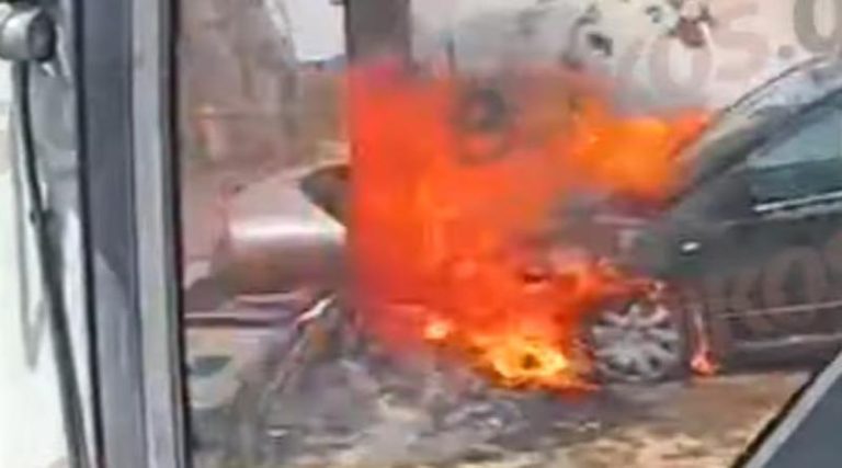 Παλλήνη: Σοβαρό τροχαίο στη Λ. Μαραθώνος – Αυτοκίνητο έπεσε σε μάντρα και τυλίχθηκε στις φλόγες! (βίντεο)