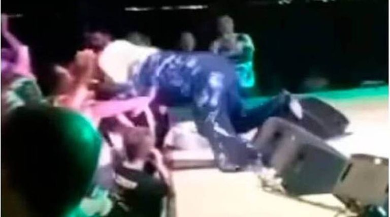 Σοβαρό ατύχημα για την Μπέσσυ Αργυράκη: Σκόνταψε στη σκηνή και έπεσε από ύψος ενός μέτρου – Η πρώτη φωτό μέσα από το νοσοκομείο (φωτό & βίντεο)