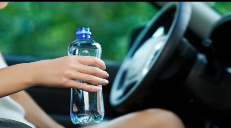 Το πρόστιμο που περιμένει τους οδηγούς που πίνουν… νερό