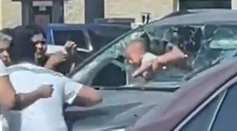 Πατέρας σπάει το παρμπρίζ του αυτοκινήτου για να σώσει το παιδί του από τον καύσωνα! (βίντεο)