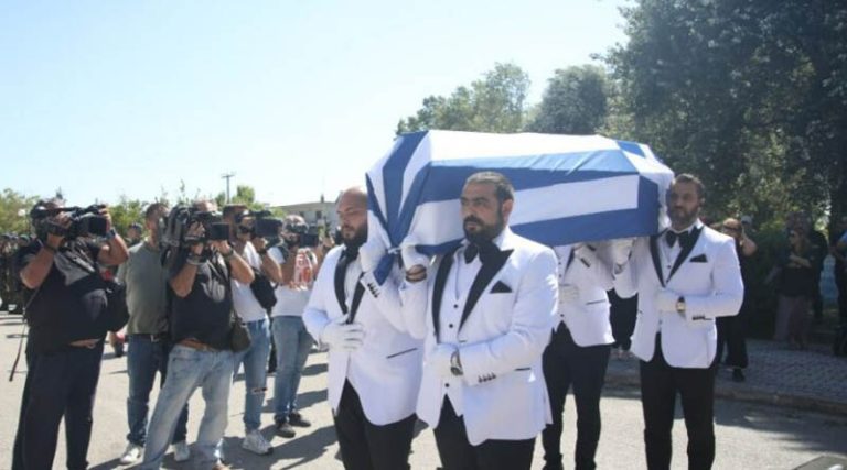 Πτώση Καναντέρ: Θρήνος στην κηδεία του 27χρονου ήρωα πιλότου, Περικλή Στεφανίδη – Τυλιγμένο με την ελληνική σημαία το φέρετρο
