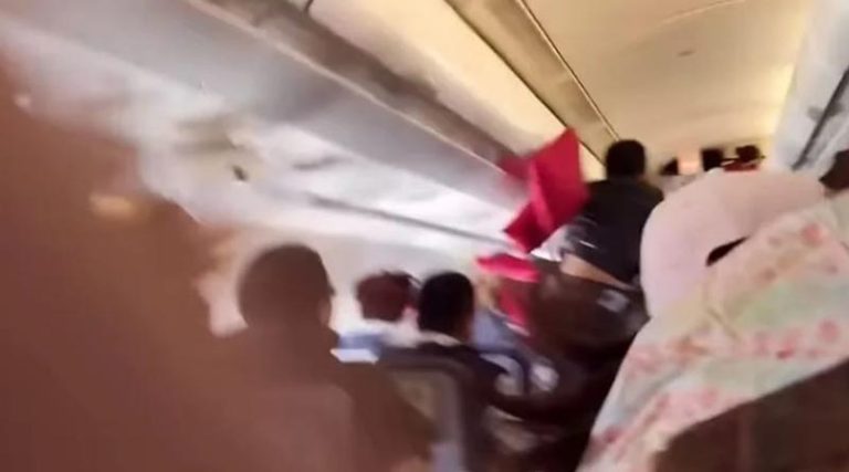 Θρίλερ σε πτήση – Επιβάτες και πλήρωμα «εκτοξεύθηκαν» από τις θέσεις τους λόγω αναταράξεων (βίντεο)