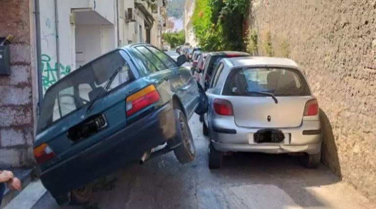 Απίστευτο τροχαίο: Οδηγός δεν χωρούσε να περάσει σε στενό και «καβάλησε» παρκαρισμένο ΙΧ
