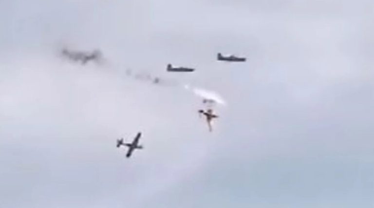 Σοκαριστικό βίντεο με μαχητικά που συγκρούονται στον αέρα στην Κολομβία – Νεκρός ένας πιλότος