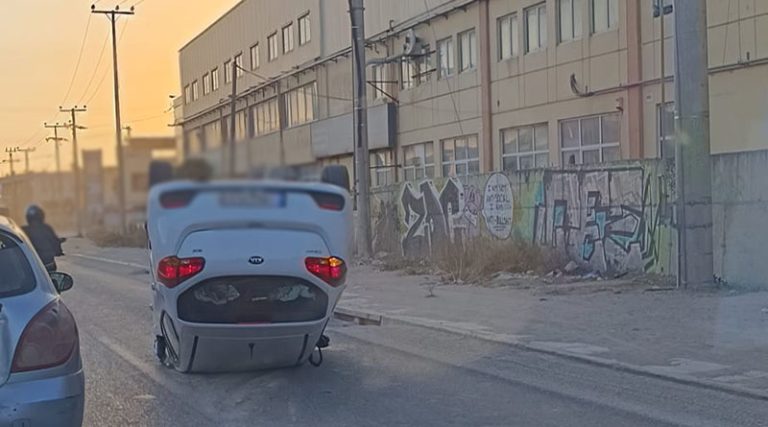 Εικόνες από το τροχαίο στη Βάρης – Κορωπίου με την ανατροπή ενός ΙΧ αυτοκινήτου (φωτό)