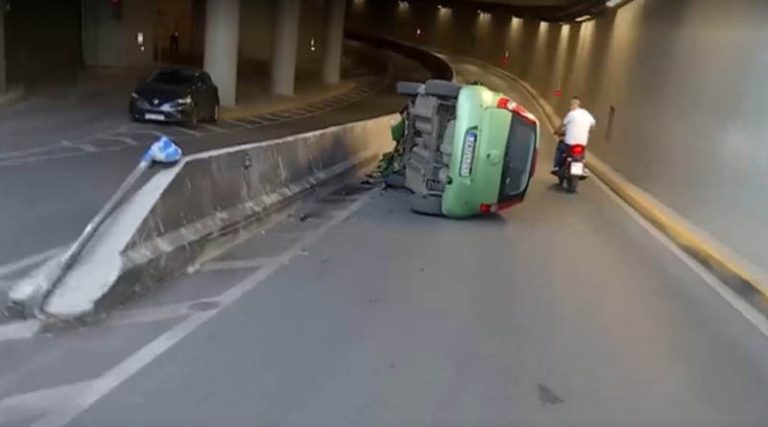 Αναποδογύρισε αυτοκίνητο στη λεωφόρο Δεκελείας – Στο νοσοκομείο ο οδηγός (φωτό & βίντεο)