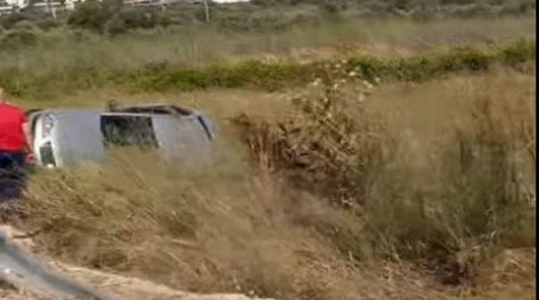 Αυτοκίνητο βρέθηκε ανάποδα στα χωράφια στη Λεωφόρο Σπάτων! (βίντεο)