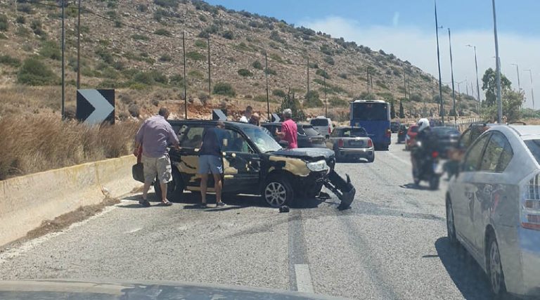Τροχαίο ατύχημα στη Λεωφόρο Αθηνών – Σουνίου στο ύψος της Βάρκιζας (φωτό)