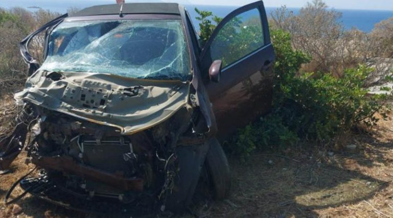 Αυτοκίνητο συγκρούστηκε με λεωφορείο στη Λεωφόρο Αθηνών  Σουνίου – Διαλύθηκε το ΙΧ (φωτό)