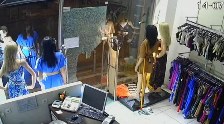 Βίντεο ντοκουμέντο από την καταδρομική επίθεση αγνώστου σε πέντε καταστήματα στη Λ. Βουλιαγμένης