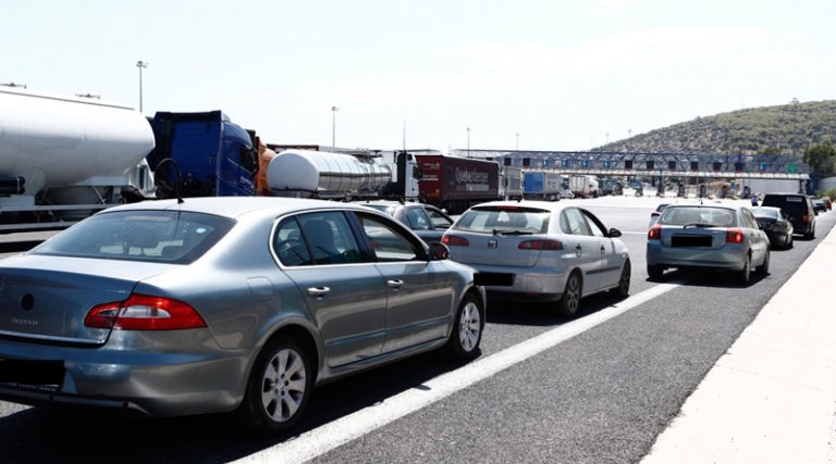 Εγκλωβισμένοι οδηγοί στην Αθηνών – Κορίνθου λόγω της επιχείρησης μετάγγισης του επικίνδυνου φορτίου από το βυτιοφόρο