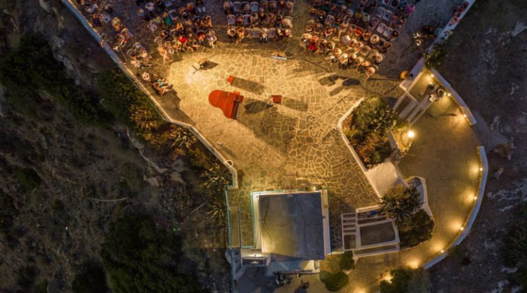 Ραφήνα: Ο Άγιος Νικόλαος, το λιμάνι και ένα κόκκινο πιάνο από ψηλά! (εκπληκτική φωτό)