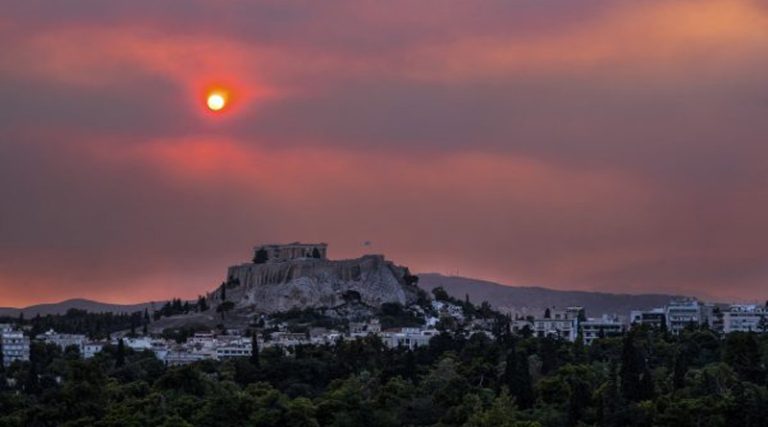 Μυρωδιά καμένου και καπνοί «πνίγουν» την Αθήνα – Απόκοσμο τοπίο η Ακρόπολη