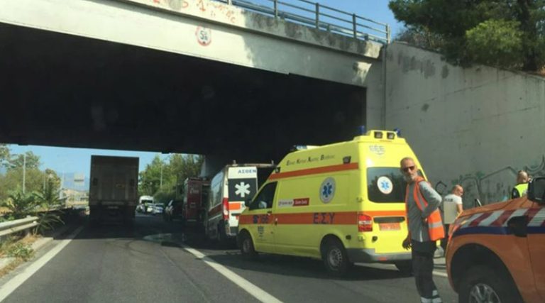 Ασθενοφόρο με 3 άτομα πλήρωμα, πήρε φωτιά στον κόμβο Βελεστίνου! (φωτό)