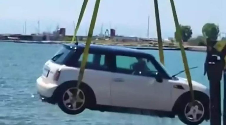 Αυτοκίνητο βρέθηκε να επιπλέει στη θάλασσα! (βίντεο)