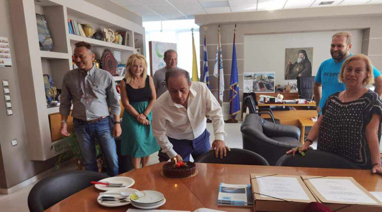 Ραφήνα: Στο δημαρχείο έσβησε την τούρτα ο Ευαγγ. Μπουρνούς (φωτό)