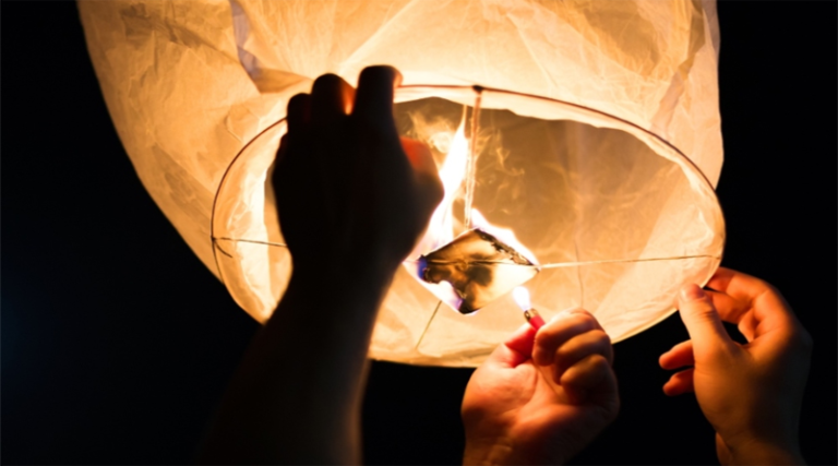 Ιπτάμενα φαναράκια-αερόστατα σε γάμο -Δεν πτοήθηκε το ζευγάρι, την ώρα που καίγεται η Ελλάδα
