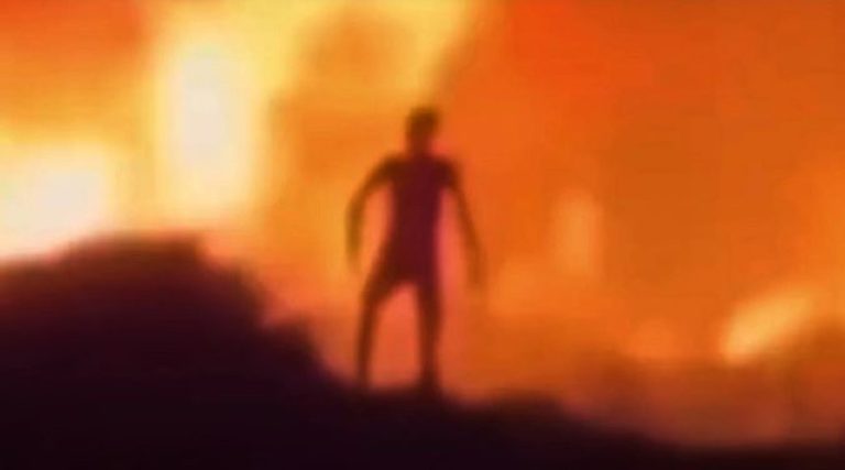 Ανατριχιαστικό βίντεο: Ανθρωπόμορφη φιγούρα περπατάει αλώβητη μέσα από φωτιά που ξέσπασε στην Ελλάδα