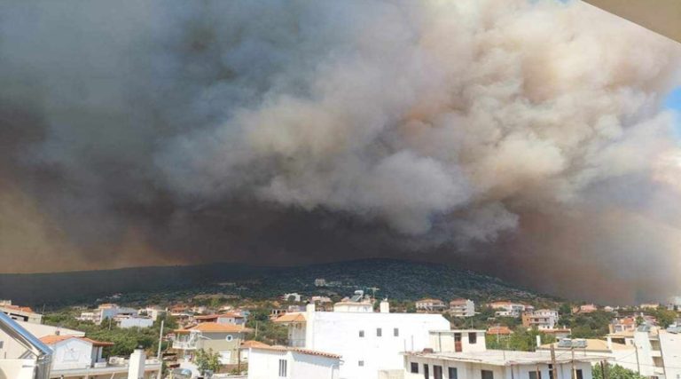Μάχη να μην κατευθυνθεί η φωτιά στην κορυφογραμμή της Πάρνηθας – Κοντά σε σπίτια στο Μενίδι οι φλόγες