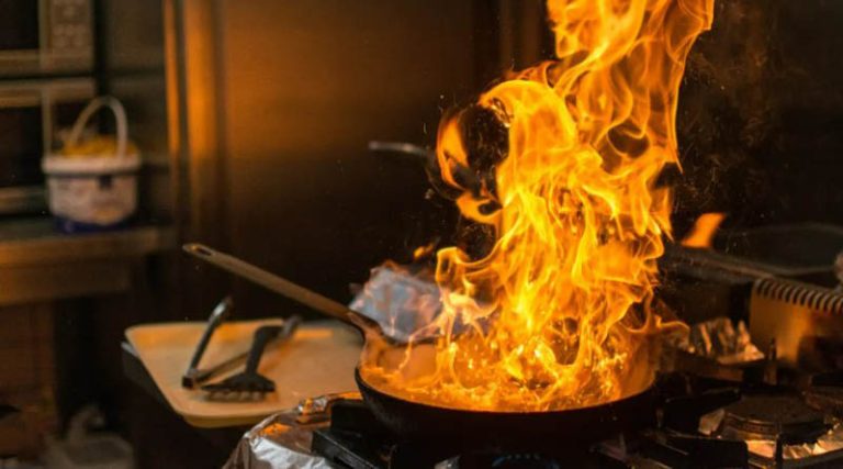 Νέα Μάκρη: Φωτιά σε σπίτι από ξεχασμένο μαγειρικό σκεύος – Γιατί έσπευσαν Αστυνομία και Ασθενοφόρο